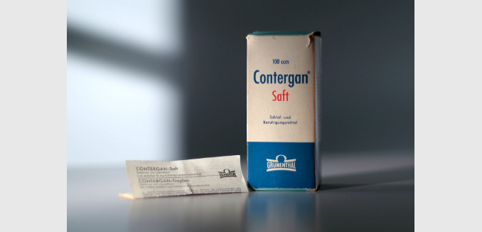 Verpackung und Beipackzettel des Medikaments Contergan Saft. 