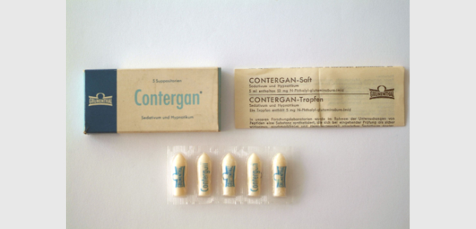 Verpackung, Beipackzettel und Zäpfchen des Medikaments Contergan. 